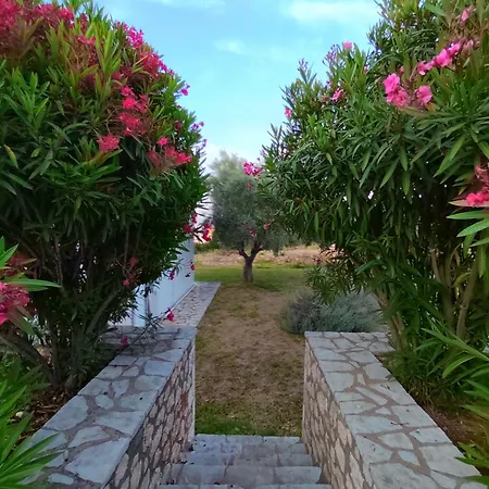 Polikarpos Вилла Цукаладес