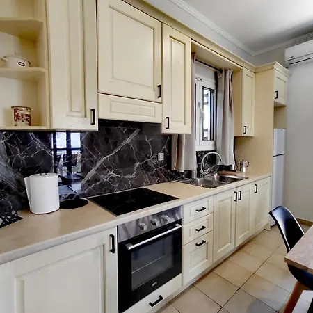 Polikarpos וילה Tsoukaládhes